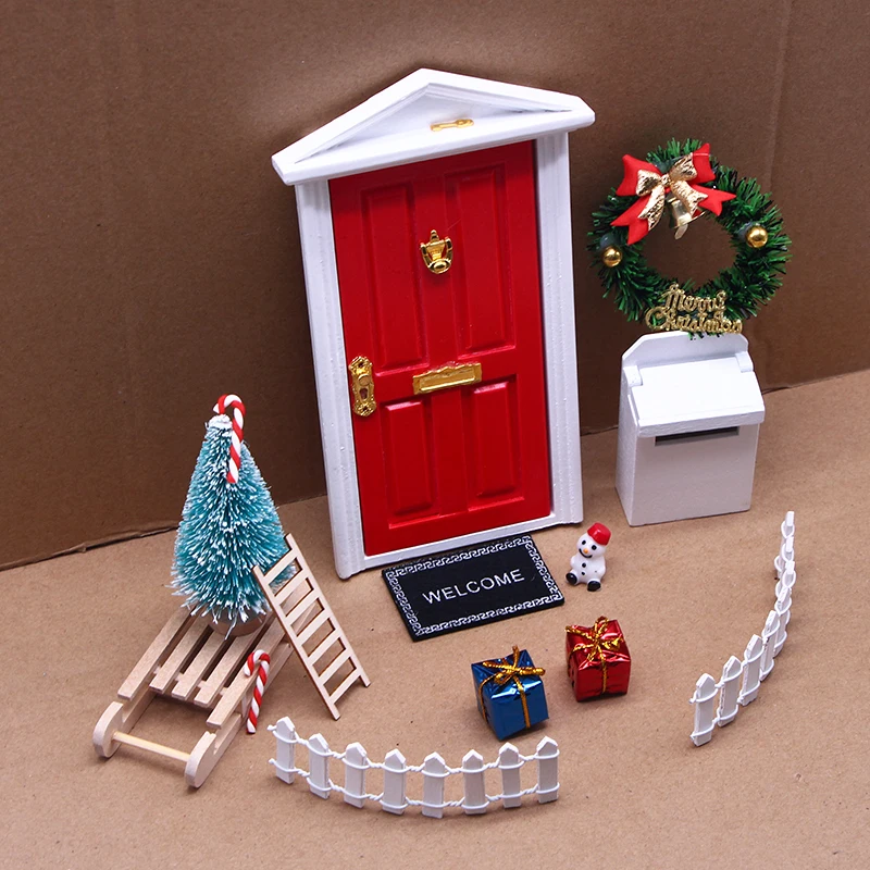 12 adet Dollhouse Mini Noel Süs Açılış Kırmızı Elf Kapılar Çocuk Noel Peri Bahçe Dekorasyon Oyuncak Minyatürleri Aksesuar