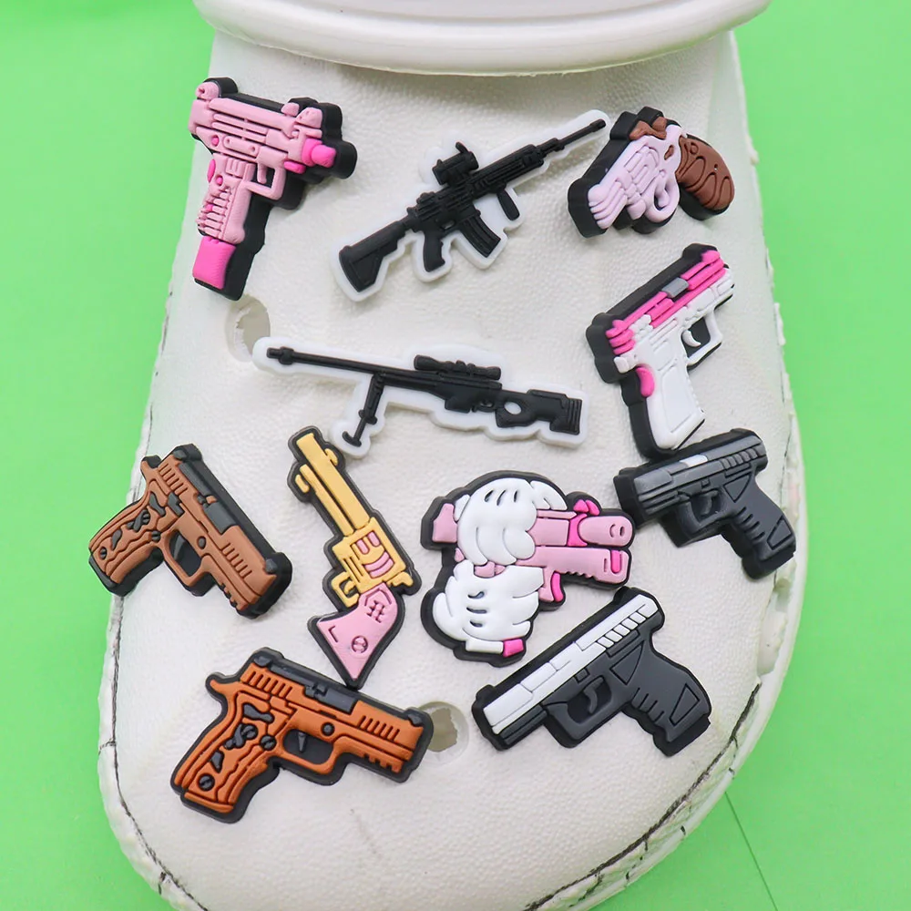 50 adet Toptan PVC Serin Silah Ayakkabı Aksesuarları Çocuklar Bahçe Ayakkabı Süslemeleri Fit Yetişkin Bilezik Croc Jıbz Charm