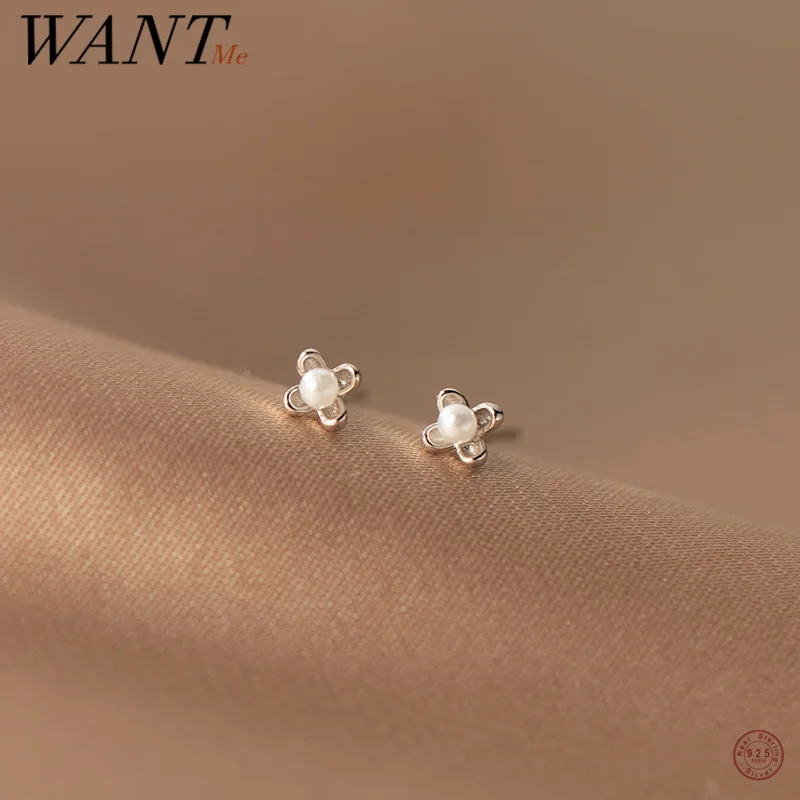 WANTME 925 Ayar Gümüş Sevimli Şık Çiçek Kore Sentetik İnci Mini Küçük Saplama Küpe Kadınlar için Moda Günlük Giyim Takı
