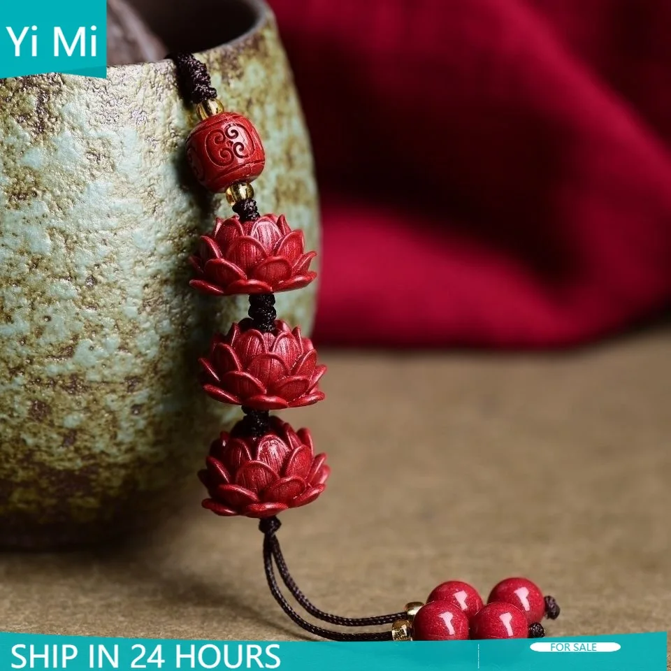 Özelleştirilmiş Cinnabar Lotus Anahtarlık Organik Mücevher Oyma Moda Çin Doğal Charm Hediyeler Muska Çanta Toka Kolye Kırmızı